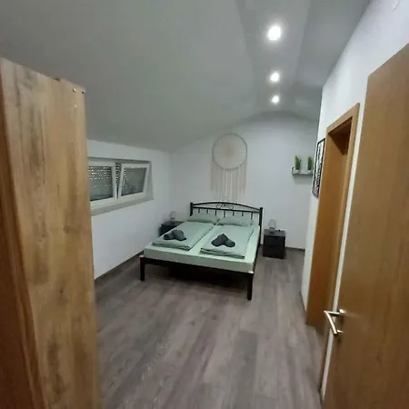 In Svetividdobrinjski 5a - Insel Krk 42200 Gostinjac