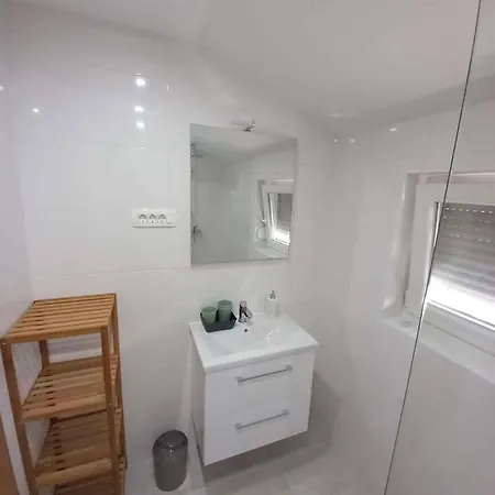In Svetividdobrinjski 5a - Insel Krk 42200 Gostinjac